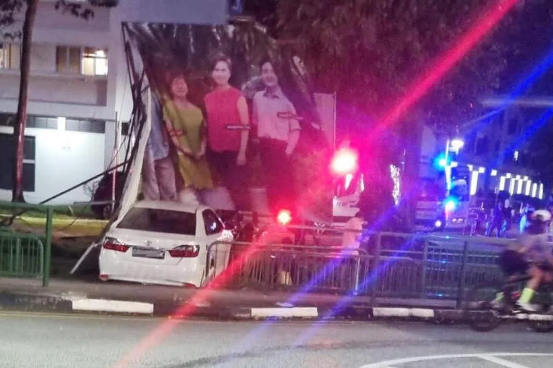 一辆白色汽车在星期三（1月24日）清晨失控，撞倒在黄埔通道路边的大型海报。（受访者提供）