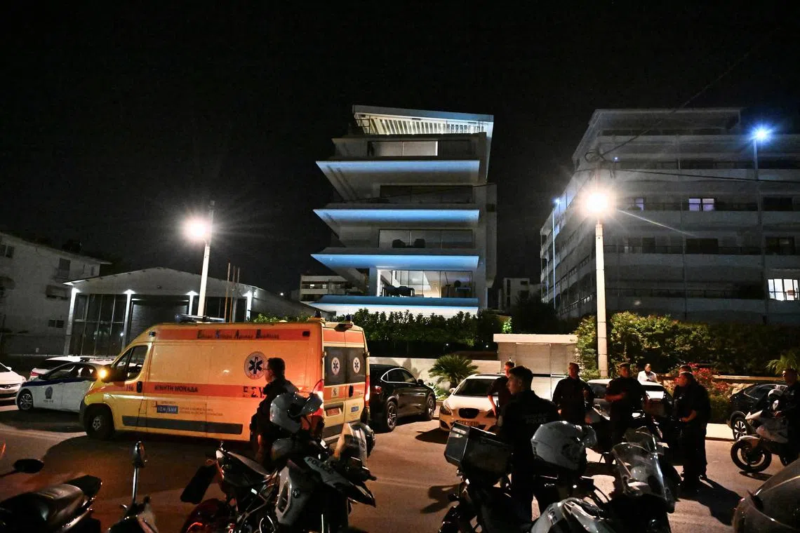 警车和救护车事发后都赶到现场。（路透社）