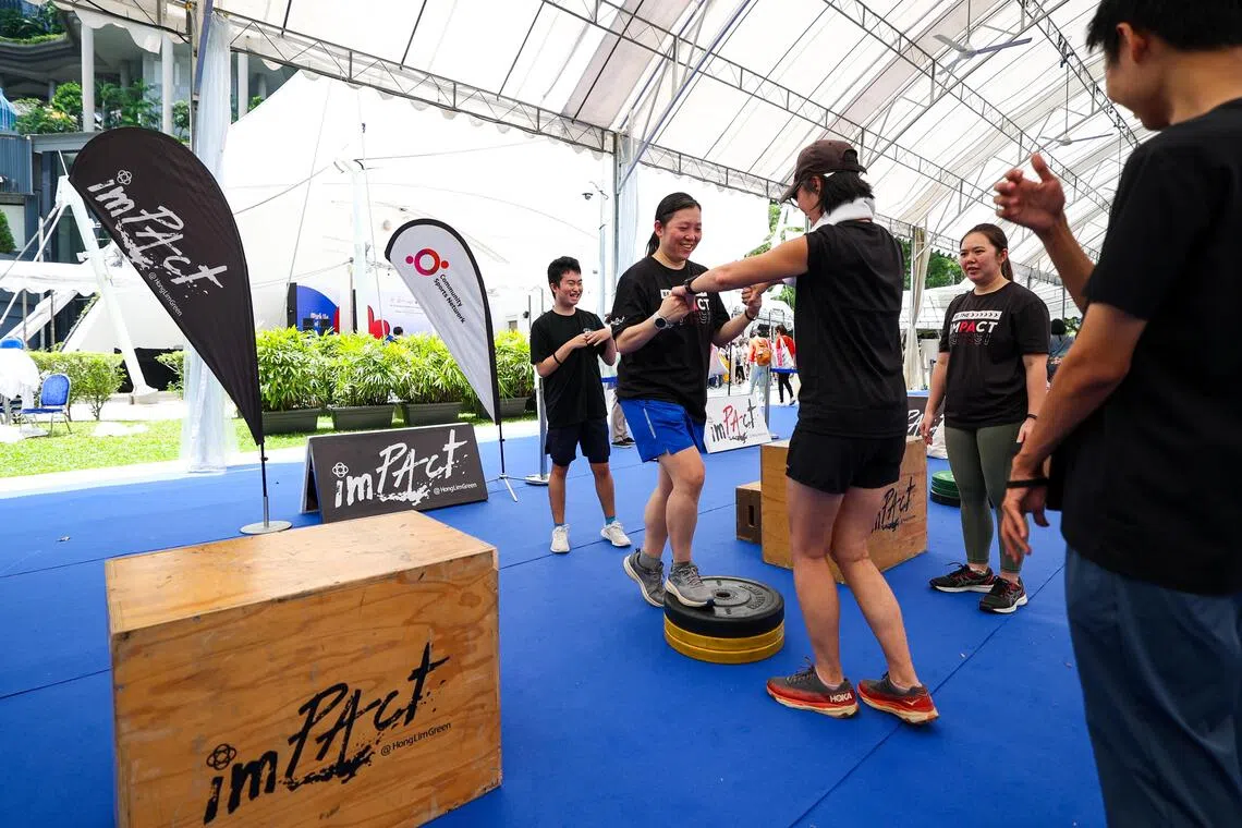 人民协会10月5日在imPact@芳林公园举办包容体育活动，现场提供多种运动项目体验，让不同年龄、背景和能力的公众都能参与其中，体会到体育凝聚社区的魅力。（林明顺摄）