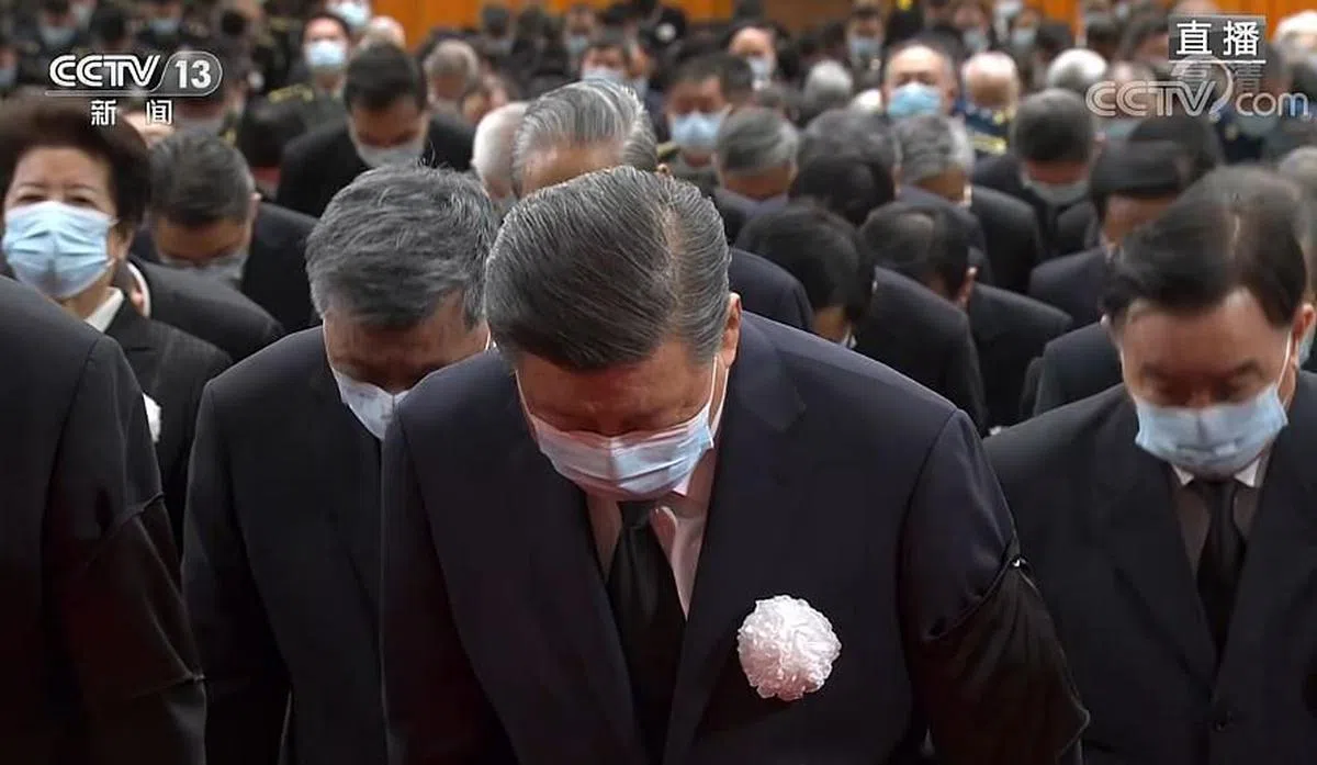 中共总书记习近平等高层12月6日早上在江泽民追悼大会上三鞠躬。（中国央视截图）