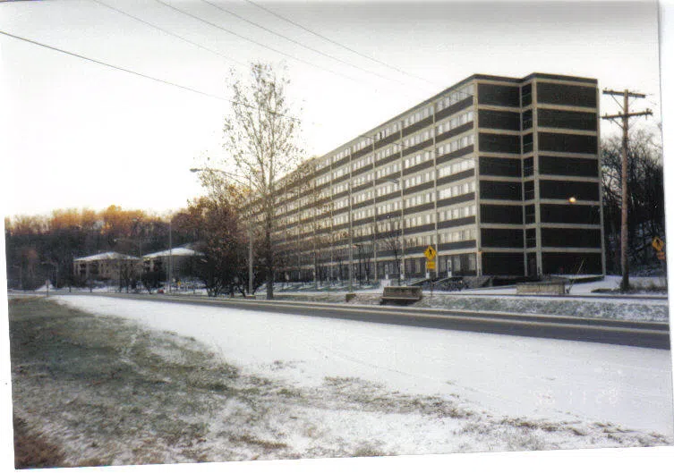 各国作家在爱荷华居住的五月花公寓。（摄于1996年）（王润华提供）