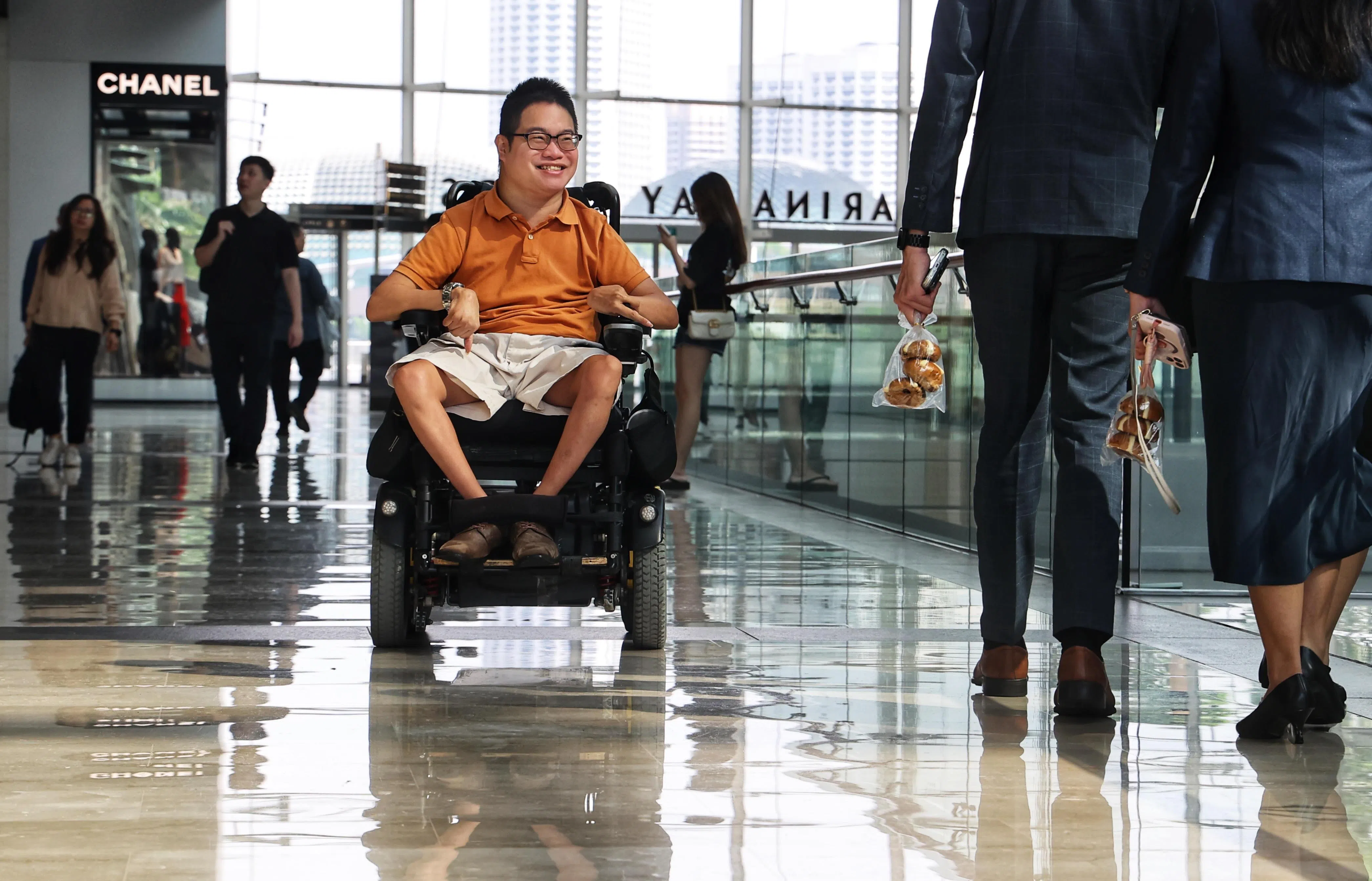 轮椅使用者王佐经常参考OneMap的无障碍路线，以便做好行前规划。对于OneMap纳入商业场所的无障碍路线，他表示欢迎。（萧紫薇摄）