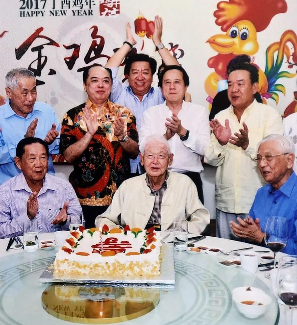 前高级政务部长庄日昆（前排右）在中华为基利俱乐部出席骆水兴（中）的寿宴。（中华为基利俱乐部提供）