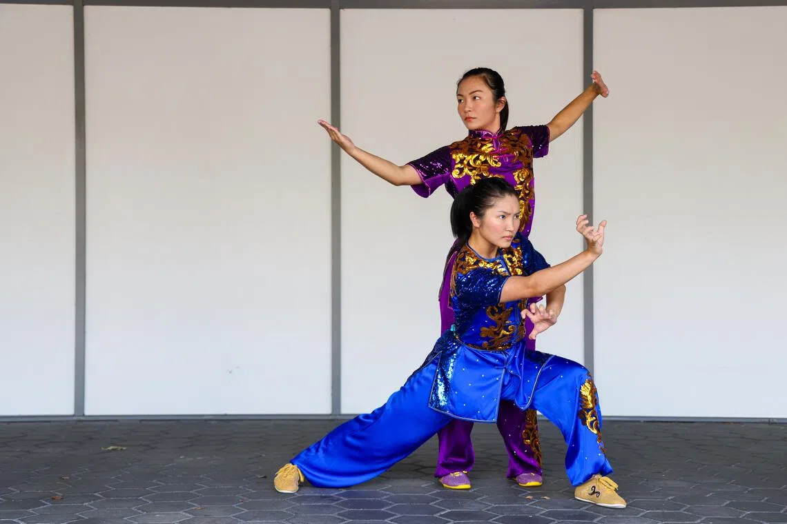 王瓅苓（上）这次无法参加东运会，只能到场支持妹妹王雪苓。武术项目临时从宋卡改到曼谷，王瓅苓和父母更换机票和住宿，准备到曼谷支持王雪苓。（林明顺摄）