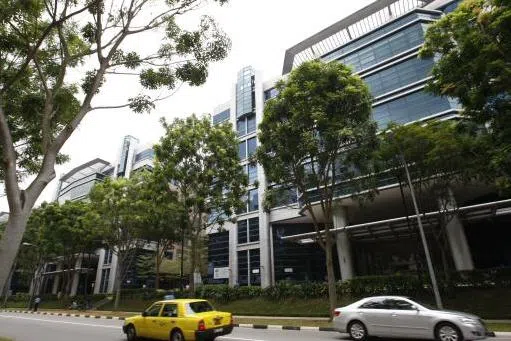 2019年10月，被告因不满女信徒向人借钱没通知她，要对方从乌美科技园二楼跳下。（档案照片）