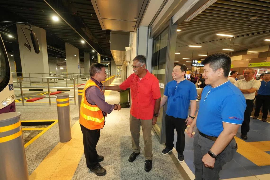 律政部兼交通部政务部长穆仁理（左二）主持万国巴士转换站开幕典礼，并与新捷运集团总裁沈维明（右二）和新捷运巴士业务总裁林天福（右一）一同参观活动摊位，以及与公众和新捷运职员互动交流。（谢智扬摄）