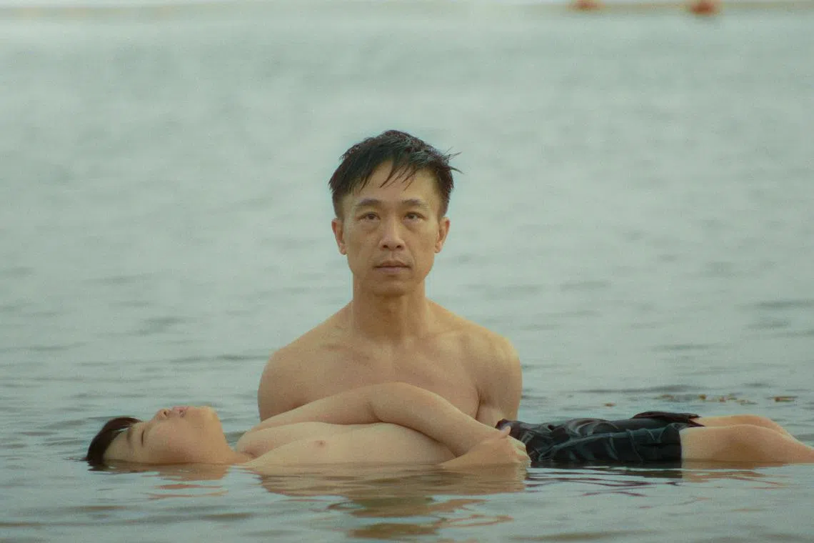 电影《颤抖着》剧照，父亲站在海里抱着孩子宛如米开朗基罗的《圣殇》（取自Emoumie Pictures 官网）