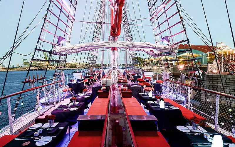 一边享用美食，一边欣赏绝美风光。（图/皇家信天翁号帆船提供）