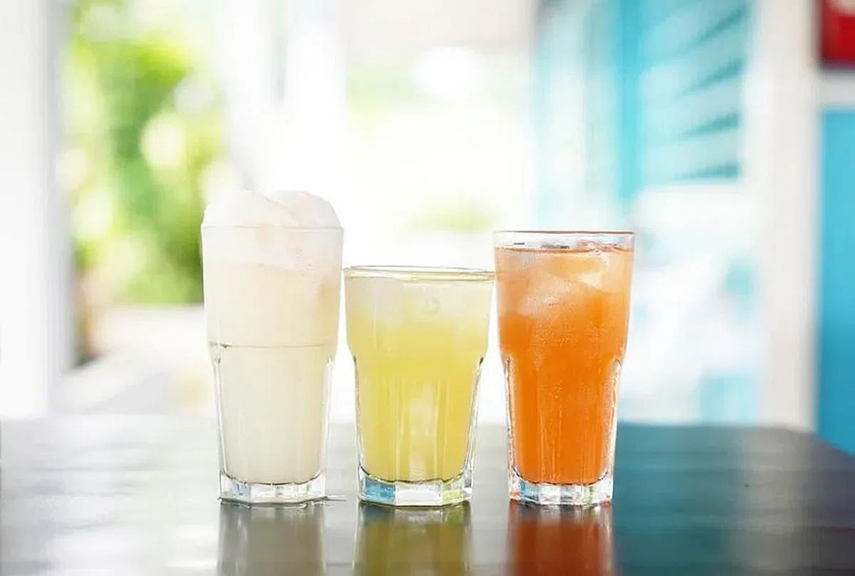 餐室售卖的饮料十分怀旧，（左起）苏打汽水加冰淇淋、黄梨汁和特调“Gunner”。