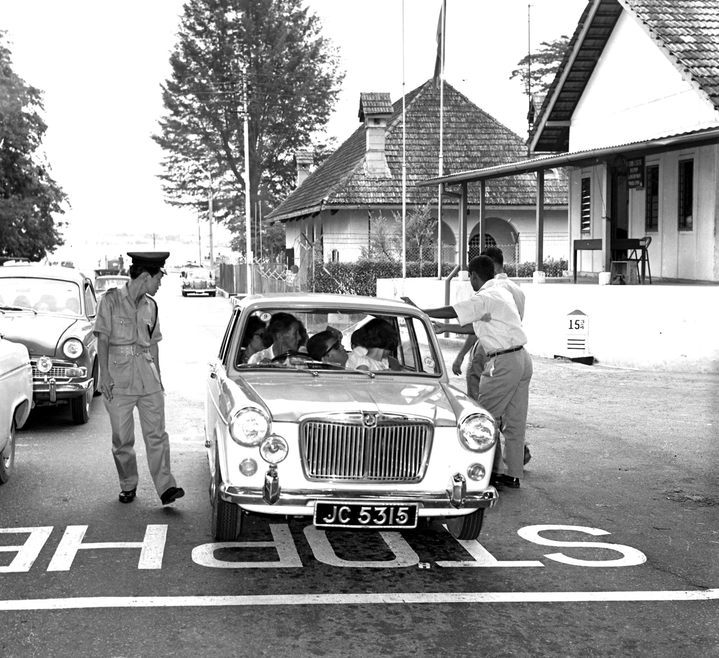1966年8月1日，新移民条例开始实施，新加坡移民厅联合警方和海关在长堤检查入境者。（档案照片）