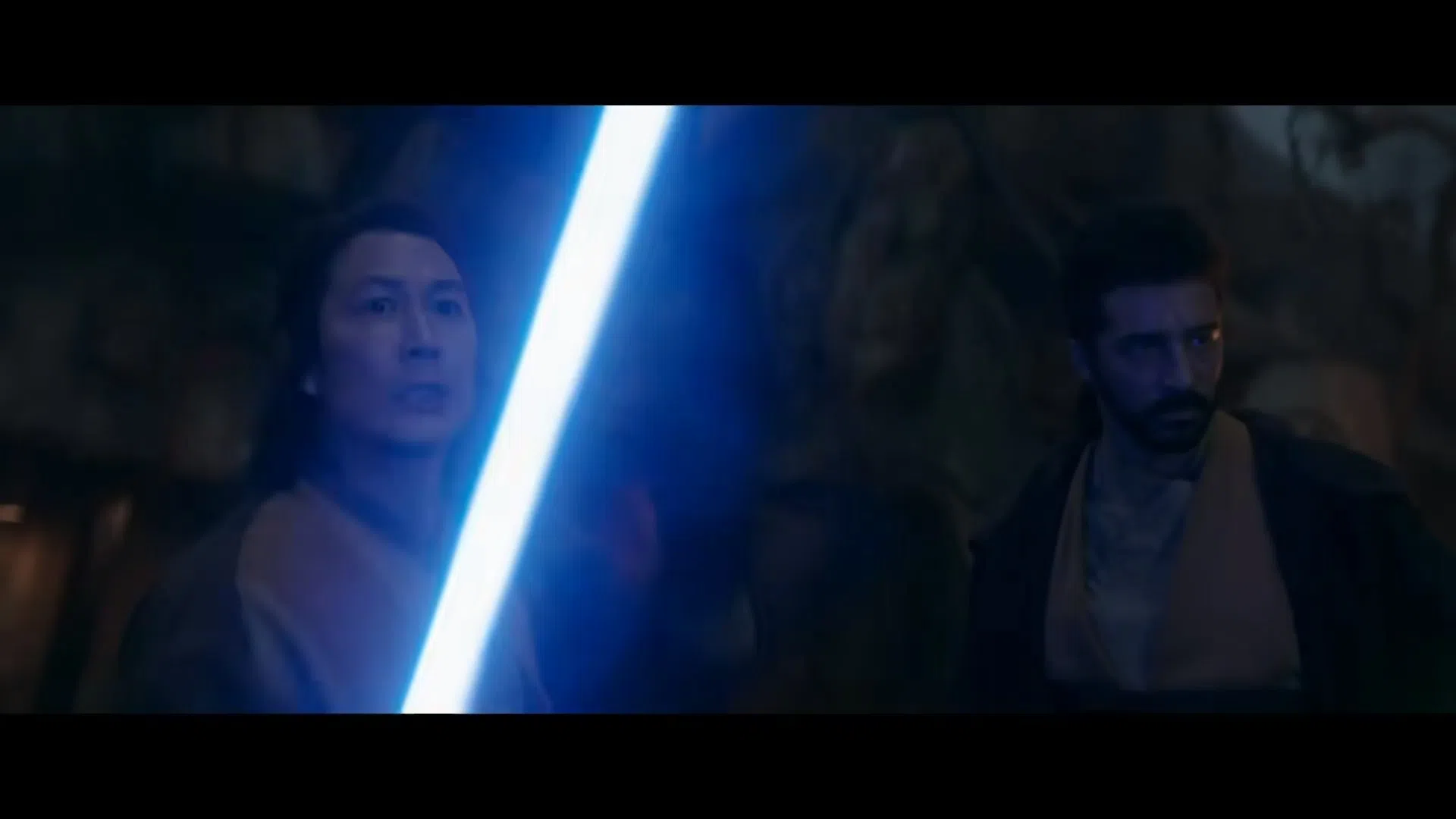 粉丝在预告片中见到李政宰拔出经典蓝色的激光剑时，都兴奋不已。（互联网）