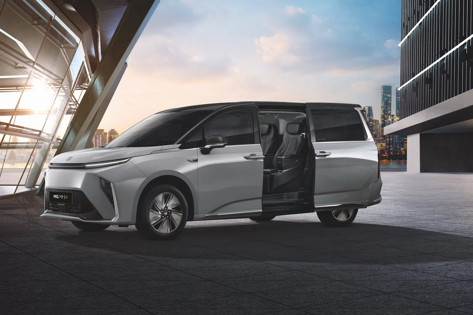 名爵M9 EV凭借八方向内置按摩功能等先进功能，为乘客提供持续的放松；配备220V电源插座，便于随时为设备充电，将休闲和商务巧妙结合在旅途中。（图/MG提供）