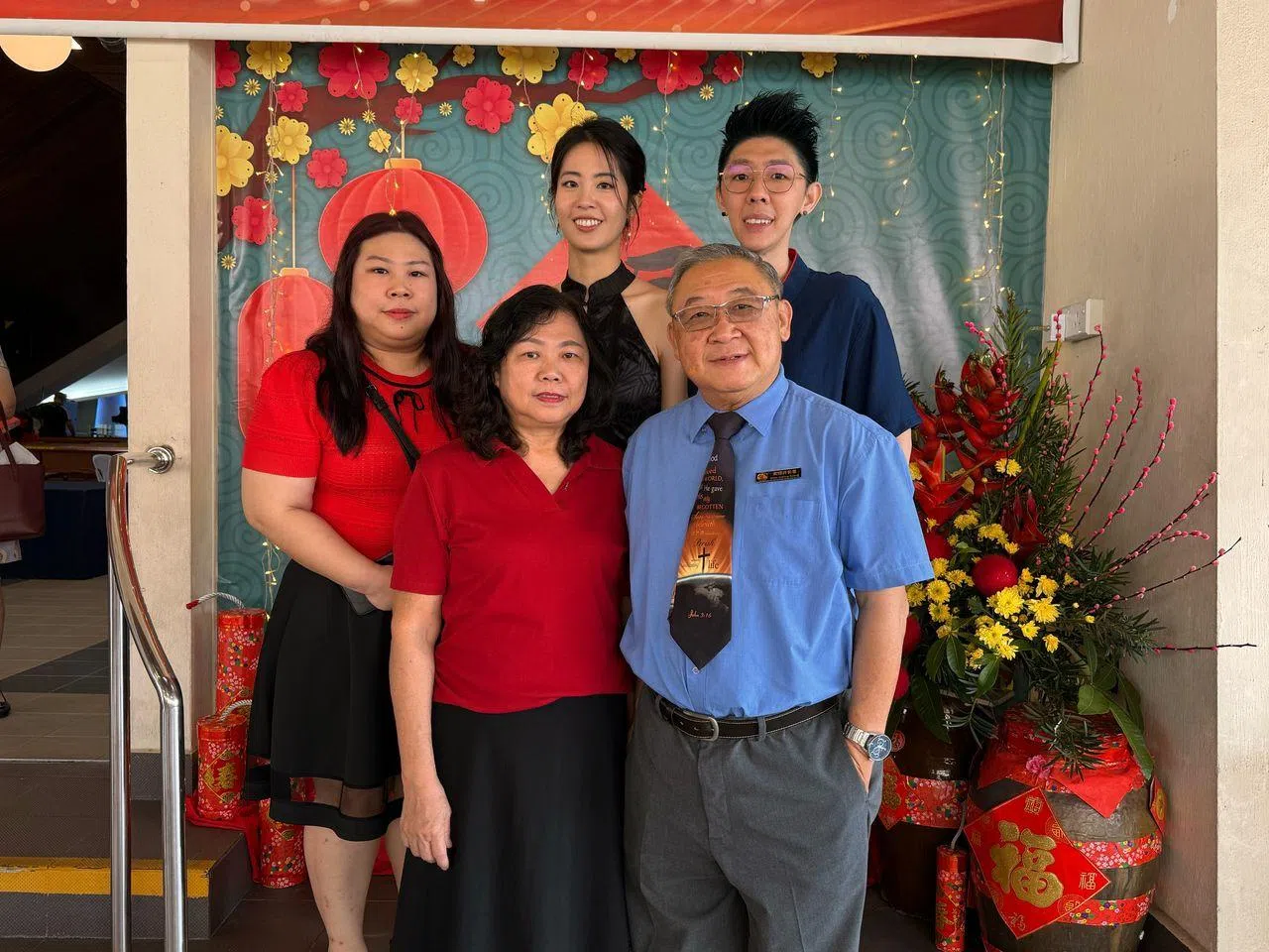 已过而立的宋传献（后排右一）结婚了，一家人生活幸福美满。（受访者提供）