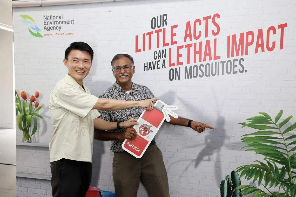 环境局星期日（31日）在武吉巴督启动2024年全国预防骨痛热症运动，由永续发展与环境部兼交通部高级政务次长马炎庆（左）主持推介。（邝启聪摄）