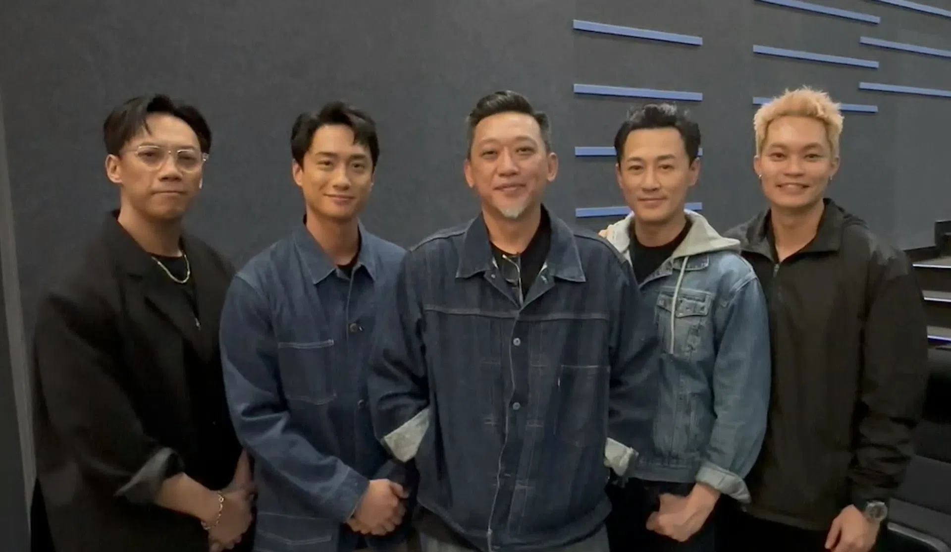 《九龙城寨之围城》导演郑保瑞（中）和“城寨四少”张伟杰（左起）、刘俊谦、林峯和胡子彤合影。（邵氏机构提供）