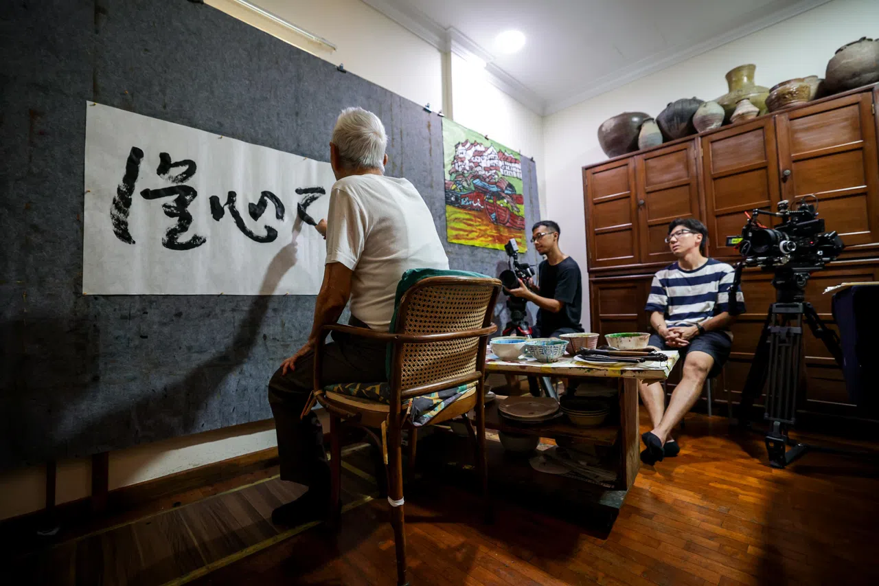 《艺述岛国》记录百岁林子平挥毫的珍贵画面。他写的“随心所欲”表达了他晚年的创作精神。（叶振忠摄）