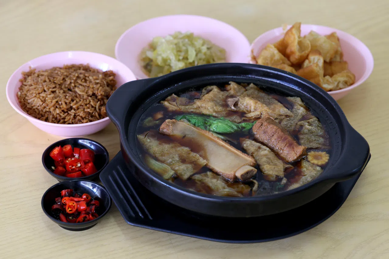 新兴瓦煲肉骨茶主打福建式肉骨茶，可选白饭或芋头饭。（龙国雄摄）