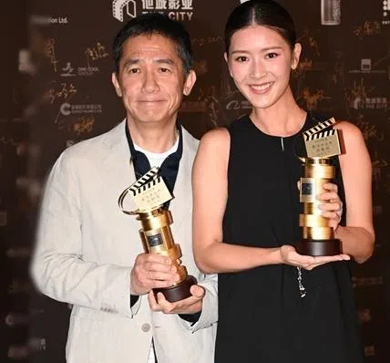 余香凝（右）获香港电影导演会颁发“最佳女主角”，她希望将来有机会和梁朝伟合作。（互联网）