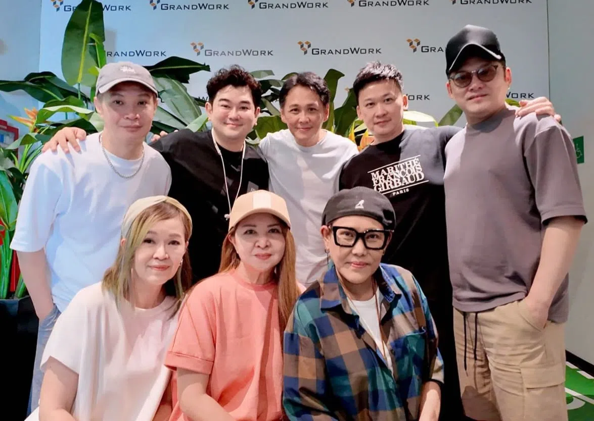 台风乐队历代成员难得再相聚，他们包括Allan（后排左起）、Eddie、陈容森、Ken、曾永恒、符庆玲（前排左起）、符慧玲和Jeci。（受访者提供）