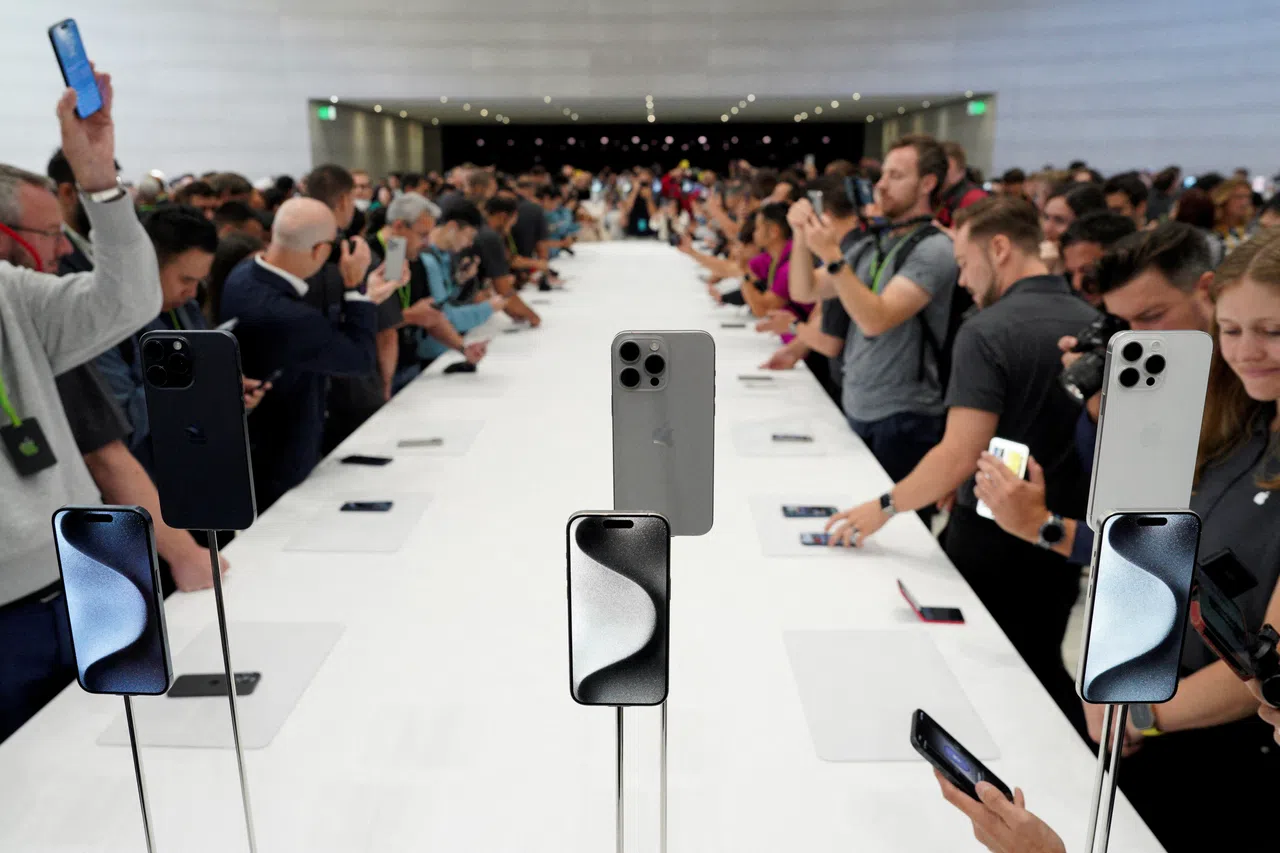 9月22日开始发售的iPhone 15，价格完全没有变化。苹果这次没有调高价格，反映出全球智能手机市况低迷。（路透社）