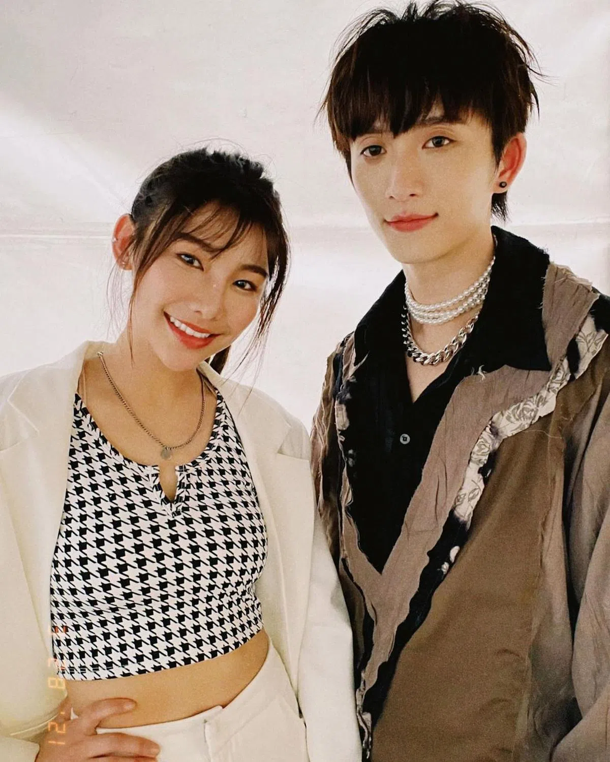 邱锋泽（右）和采子过去合影。（互联网）