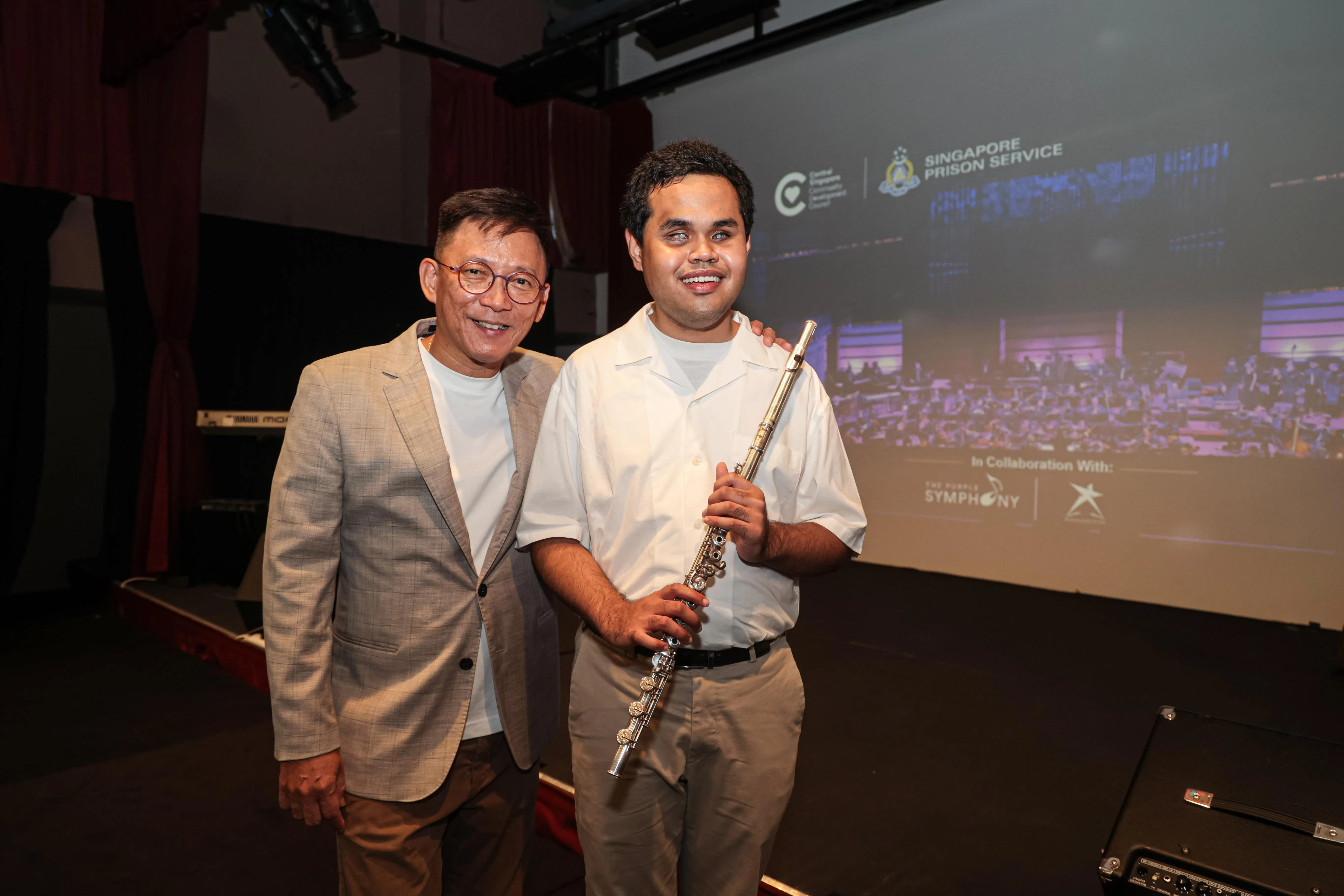 紫色交响乐团的视障笛子演奏者劳伦斯（右）平时较少与流行乐队合作，这次用不同编制重新演绎，让他感觉很新鲜。左为紫色交响乐团指挥郭永德。（李冠卫摄）