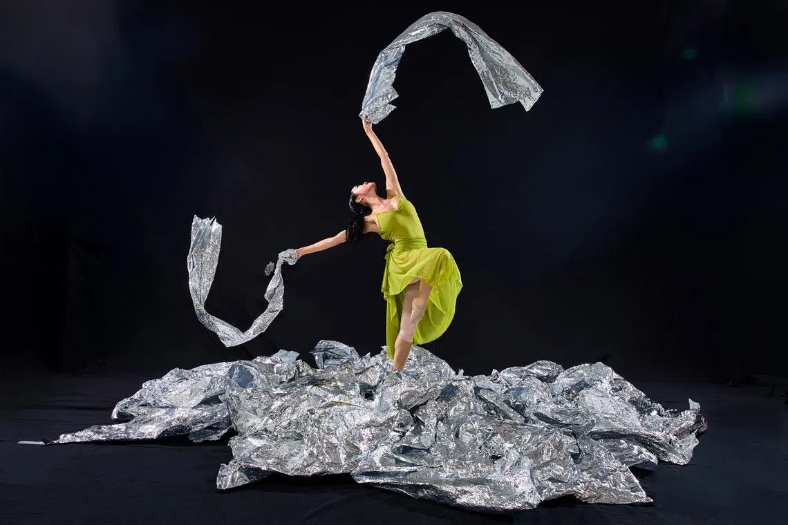 《留印》采用锡箔纸为舞蹈道具，呈现出流动状态。（聚舞坊提供）