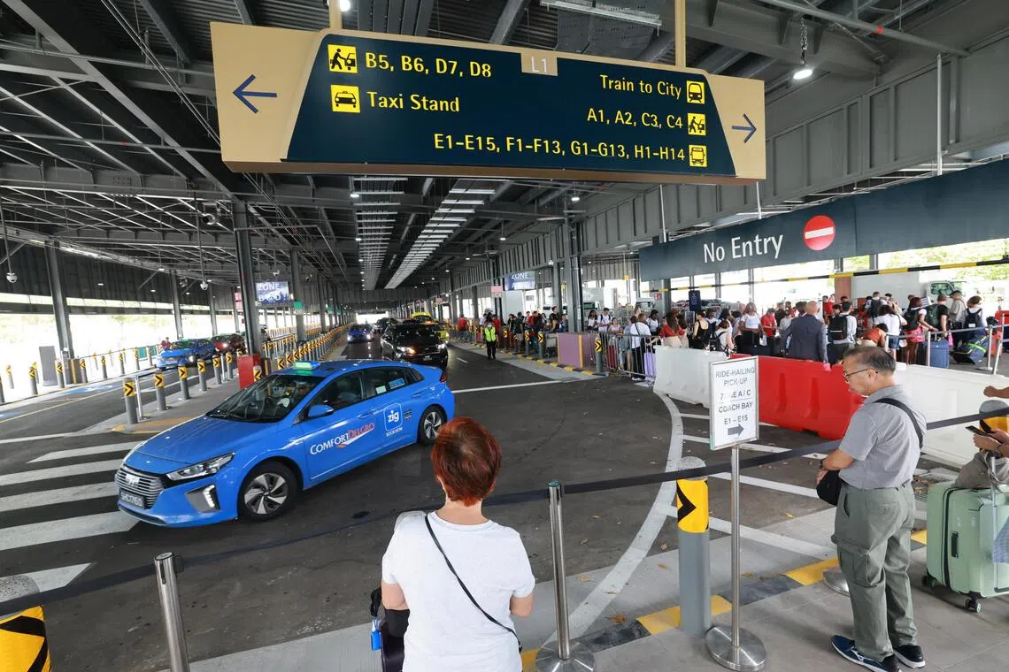 游轮中心旁的空地，改建为能让更多巴士和私召车停靠的新地面交通中心，以期缓解旅客上下船时段交通拥堵情况。（唐家鸿摄）