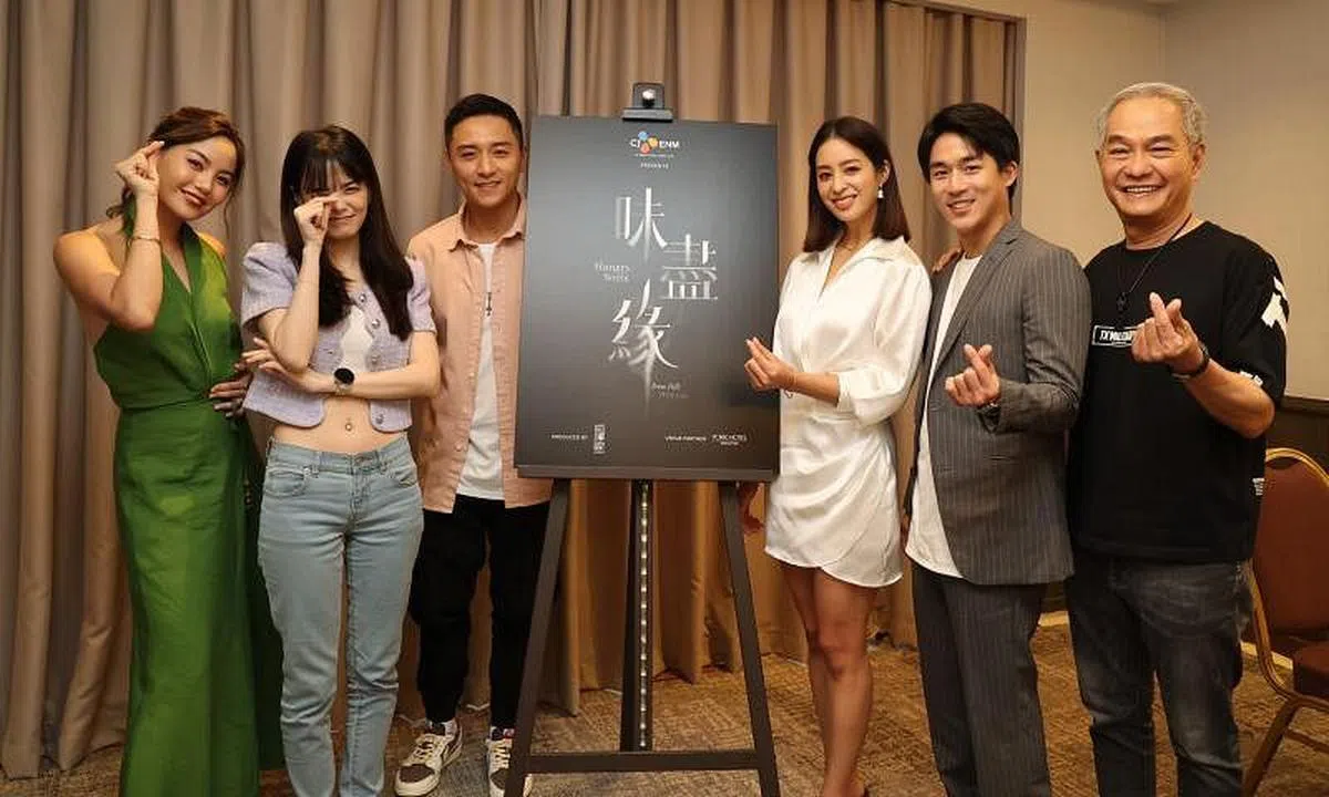 芳榕（左起）胡佳嬑、郑人硕、莫允雯、李博翔和刘谦益出席记者会。（吴伟国摄）