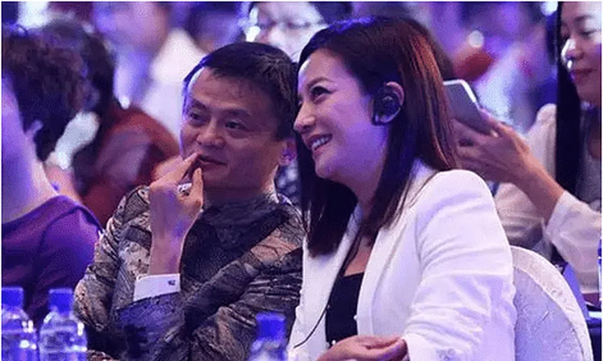 赵薇和黄有龙结婚后，曾买下了19.3亿股的阿里影业股份，成为阿里影业的第二大股东。图为赵薇与阿里巴巴创始人马云合影。（互联网）