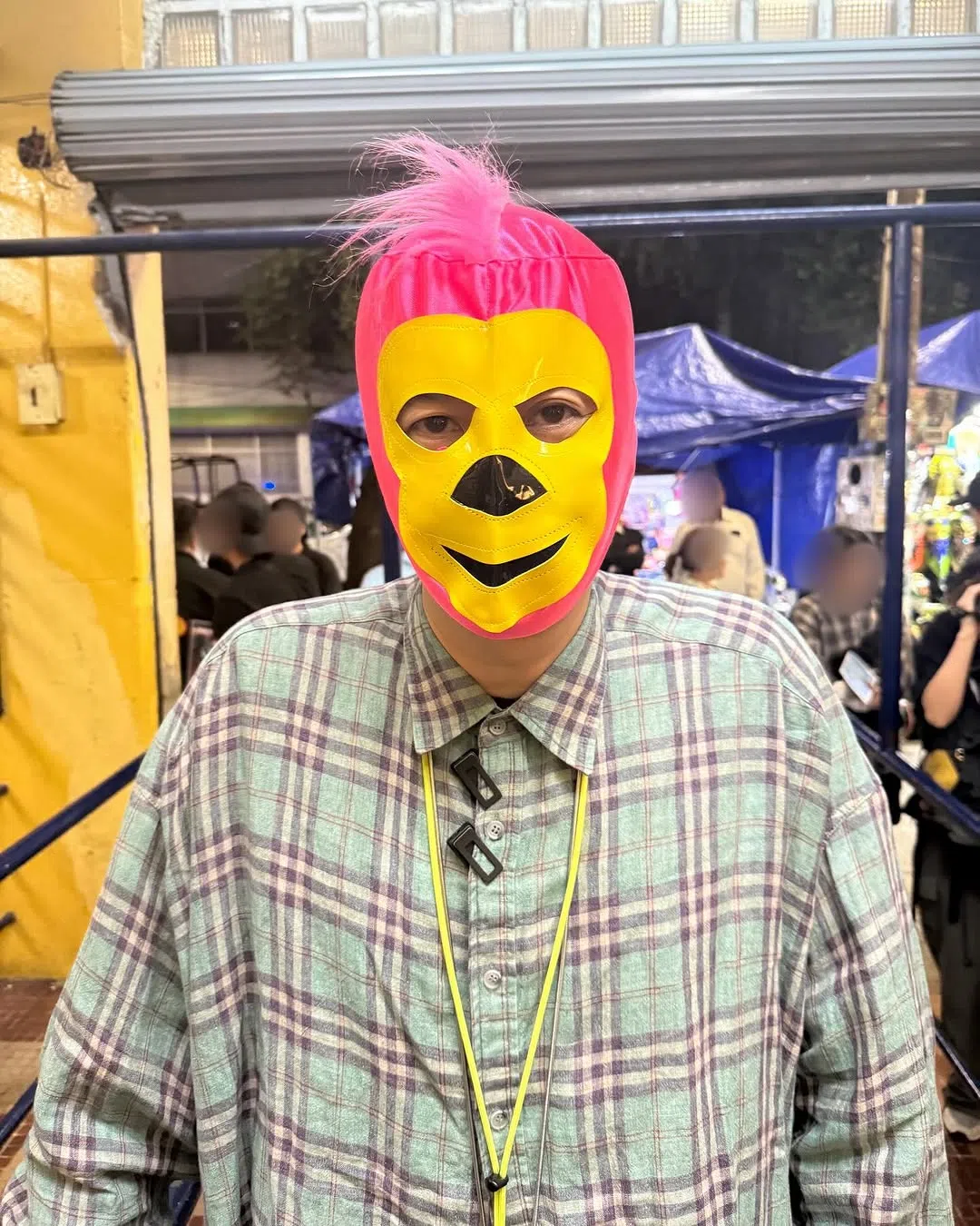 金宇彬最后买了廉价面具给李光洙，令他又气又好笑。（取自金宇彬）