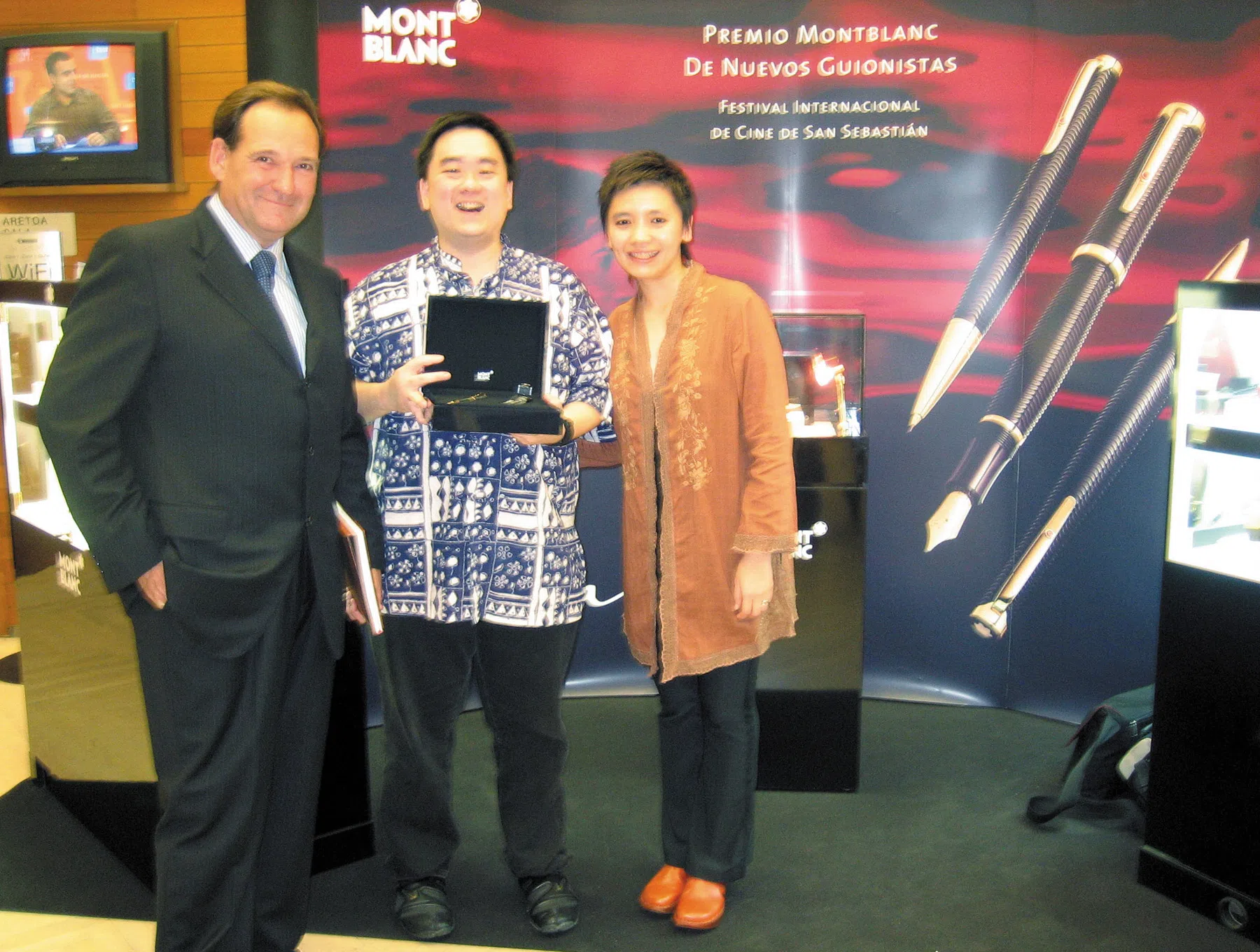 本地夫妻档导演吴荣平（中）和胡恩恩（右）执导的《美满人生》在2006年夺得第54届西班牙圣塞巴斯蒂安影展编剧奖。（Red Dawn Productions提供）