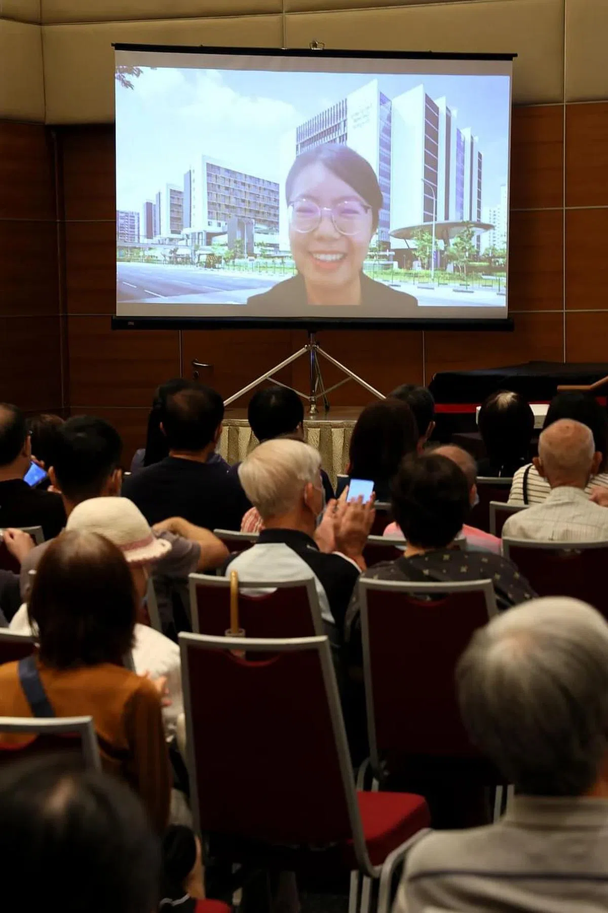 盛港综合医院呼吸科顾问医生苏瑞雅因近日的抗原快速检测呈阳，在讲座当天是以远程视讯方式主讲课题。(龙国雄摄)