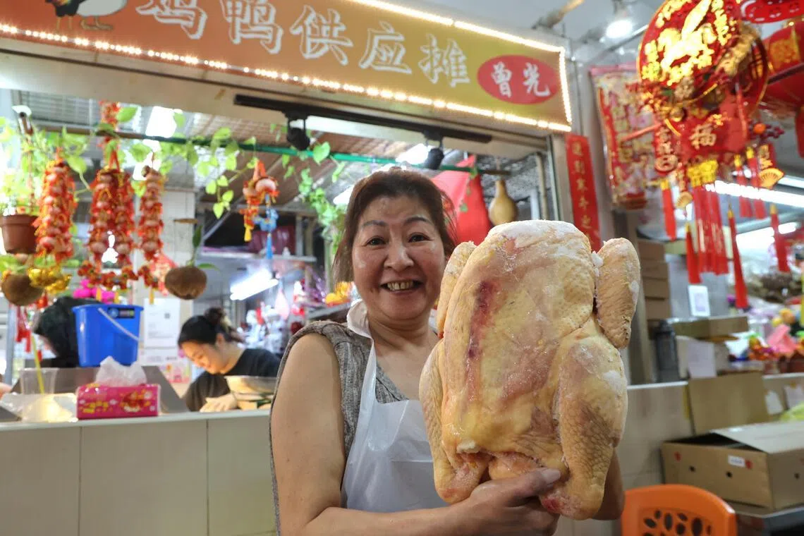 阉鸡的体积比一般肉鸡大，林玉凤说平日都不会售卖阉鸡，只有过年过节才会进货。（梁麒麟摄）