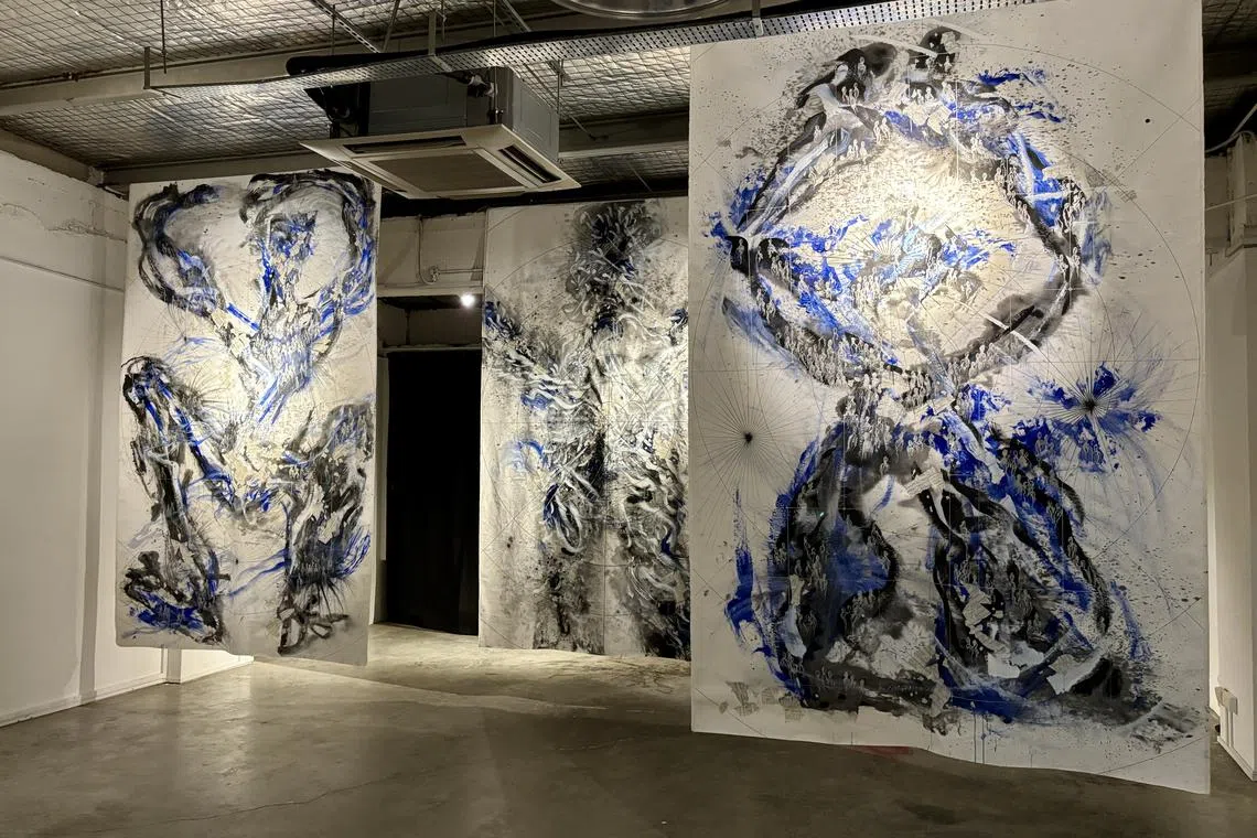 混合媒材三联画《身，心，灵》以旧乐谱拼贴构成个人能量图谱，将代际传承的旋律转化为集体记忆的视觉表达。（Loy当代艺廊）