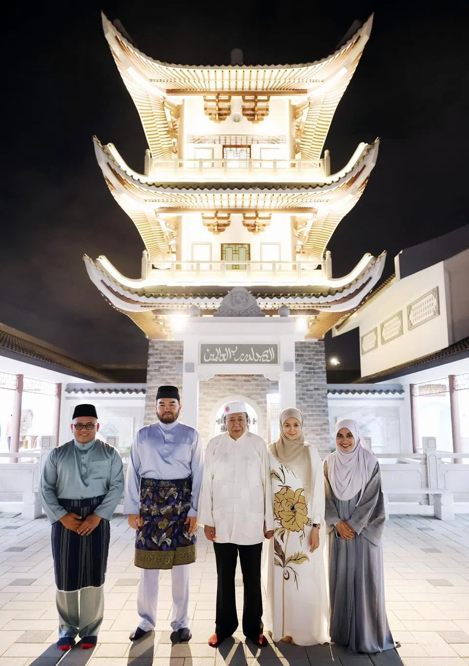 雪兰莪州务大臣阿米鲁丁（左一）陪同雪州苏丹沙拉弗丁（中）参观巴生华人回教堂后，一起合照留念。左二是雪王储东姑阿米尔沙；右起为雪州大臣夫人玛斯蒂安娜及雪州苏丹后东姑诺拉茜京。（取自雪州大臣脸书）