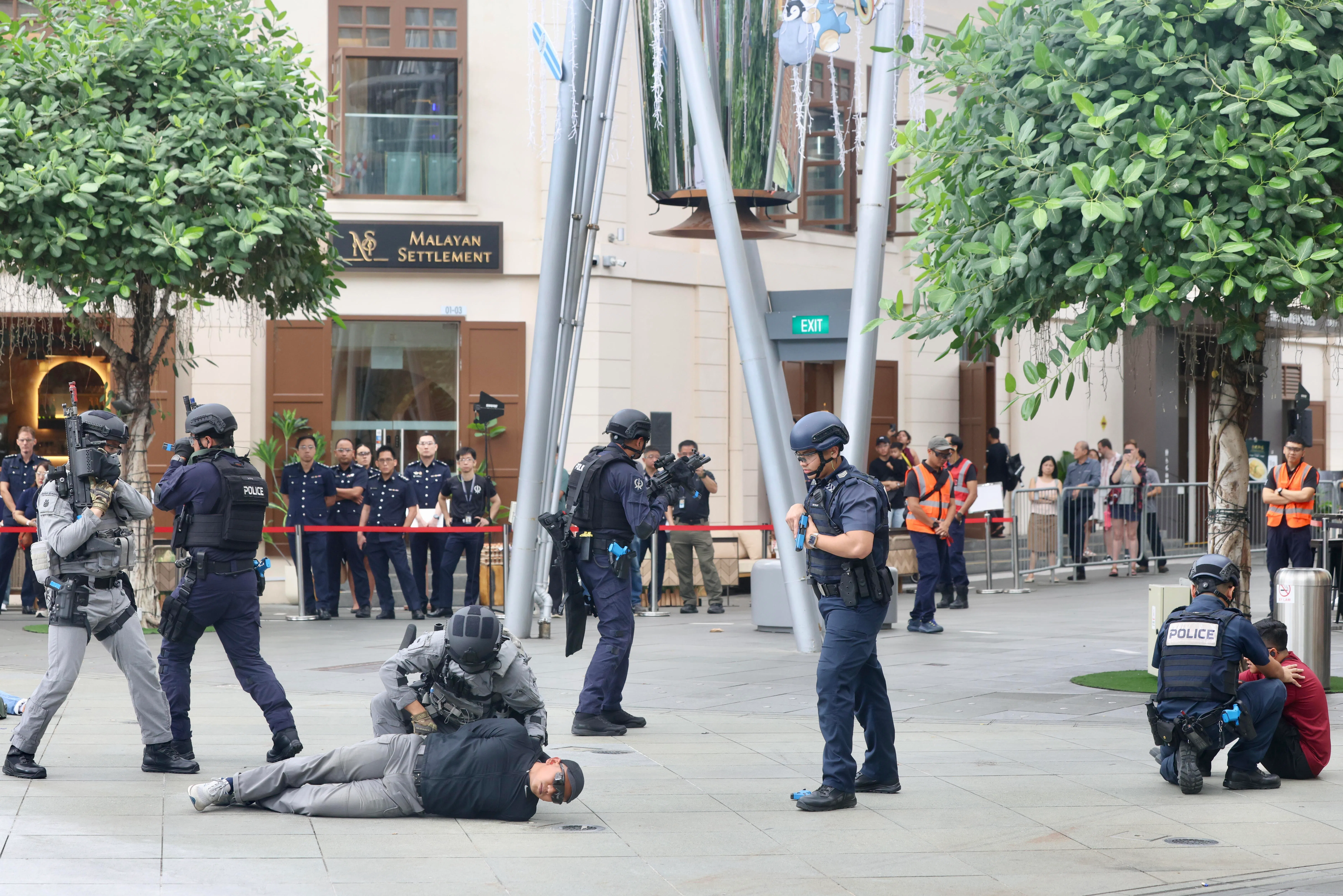 紧急应对部队在其他警员的配合下“击毙”枪手，成功解救人质。（陈斌勤摄）