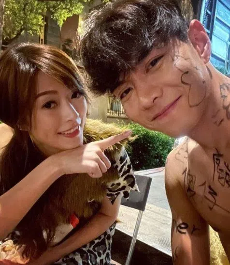 罗天宇（右）饰演的丘浚祈大学时期被同学欺凌，连诗雅饰演的张柏妍（左）成帮凶。（互联网）