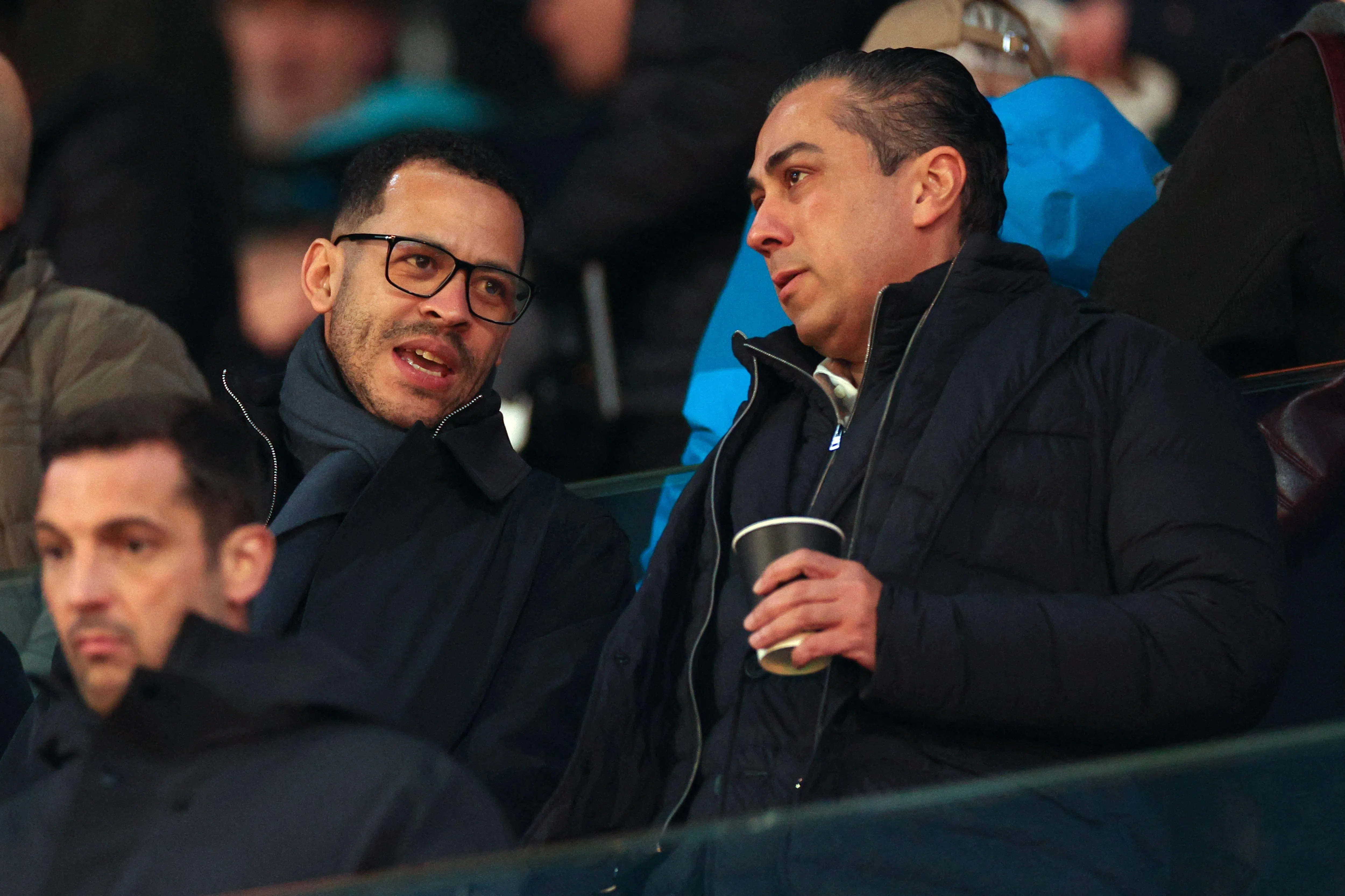 罗塞尼尔（戴眼镜者）在看台上和切尔西老板之一的埃格巴里交谈。（法新社）