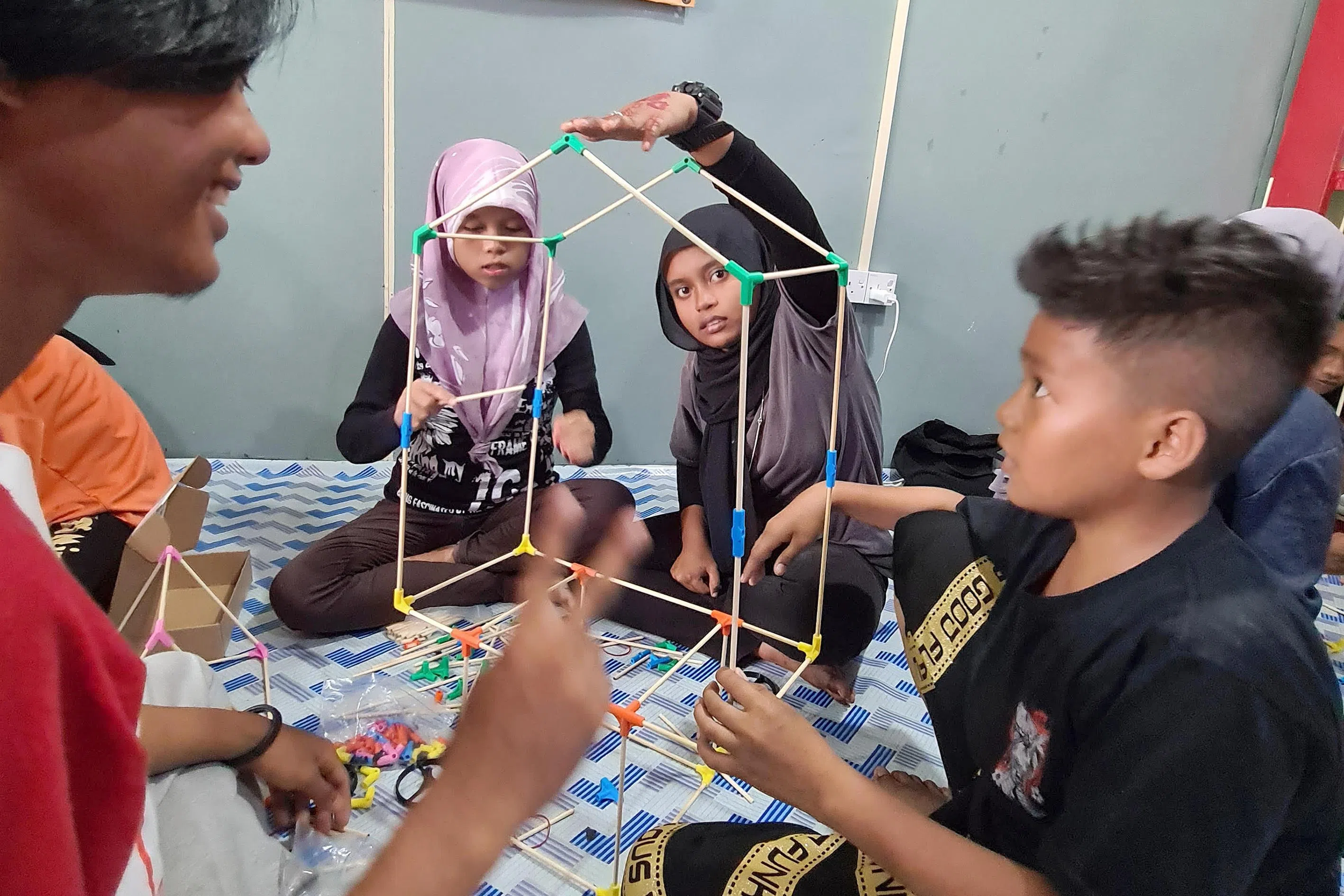 马来西亚沙巴的非营利组织Borneo Komrad助力弱势群体儿童接受教育；图为孩子们共同使用Stick‘Em机器人套件打造装置。（档案照片）