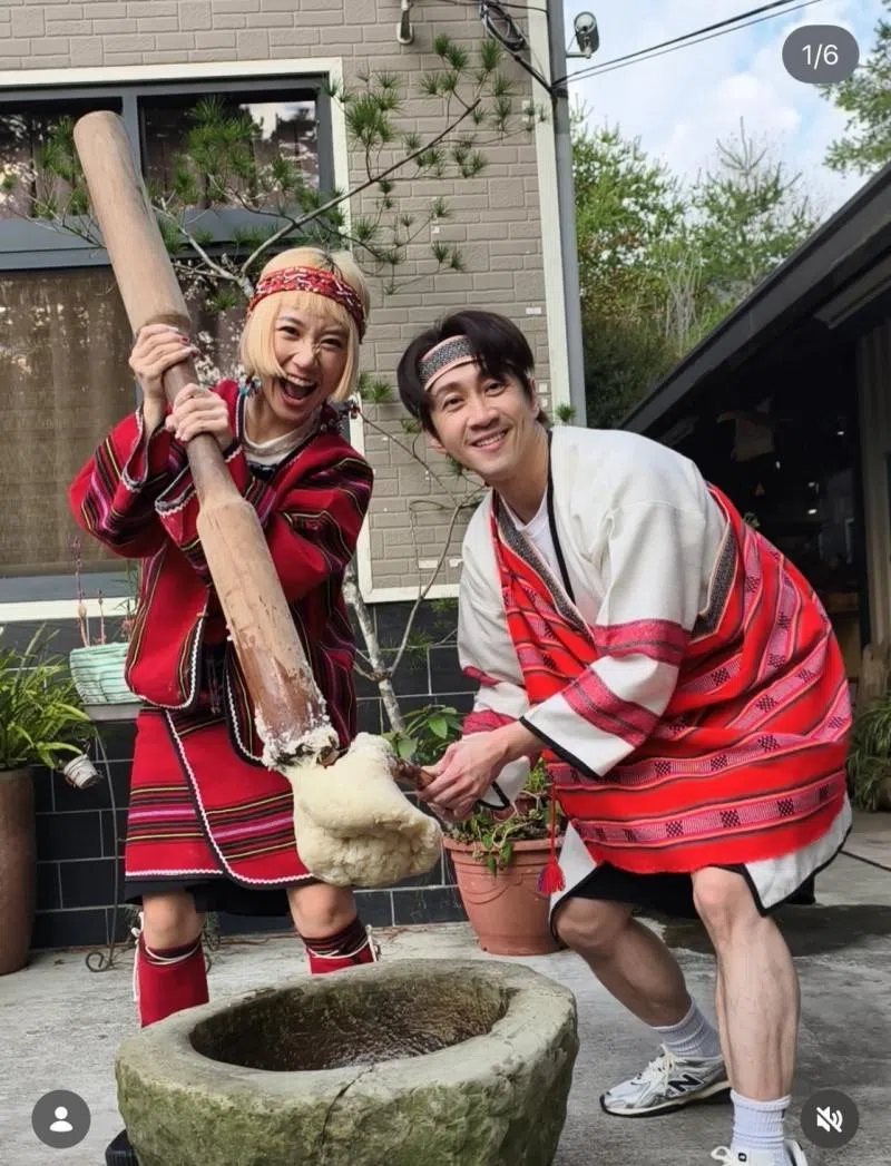 陈汉典（右）和Lulu穿上泰雅族服，一敲一翻“打年糕”。（互联网）