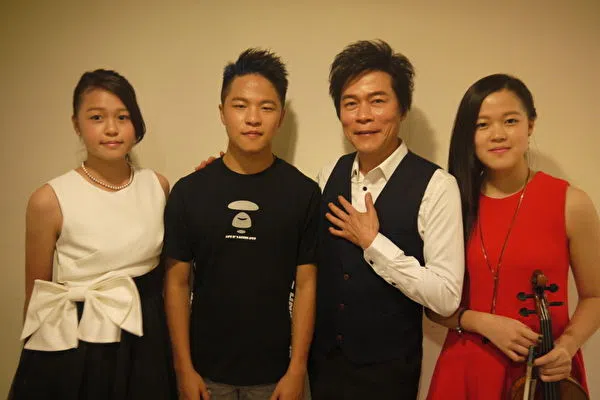 洪荣宏（右二）有三个子女，喜欢音乐和运动。（创时代提供）