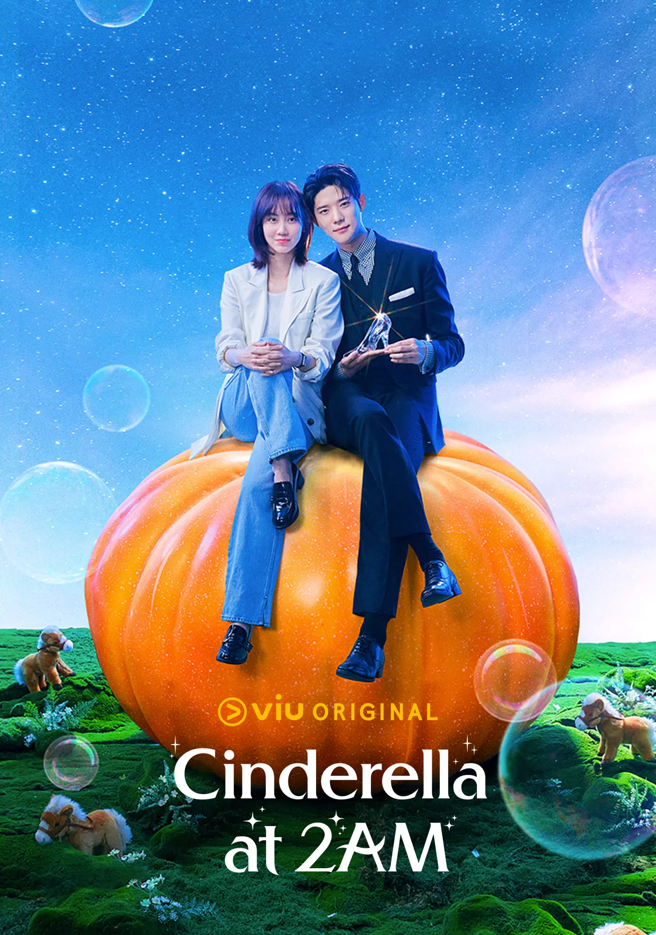 申铉彬（左）和文相敏在《凌晨两点的灰姑娘》谱姐弟恋。（Viu提供）