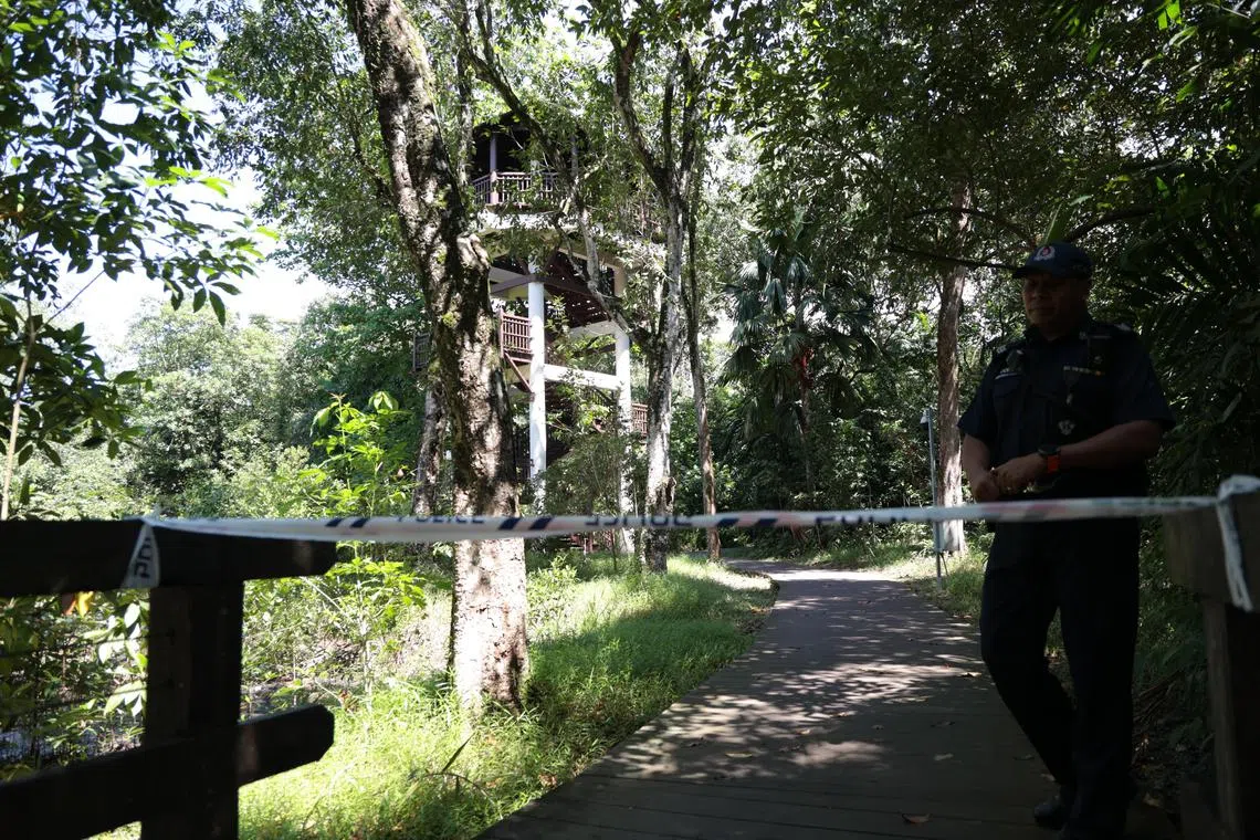 警方在白沙公园观鸟塔拉起封锁线，不让公众靠近。（梁麒麟摄）