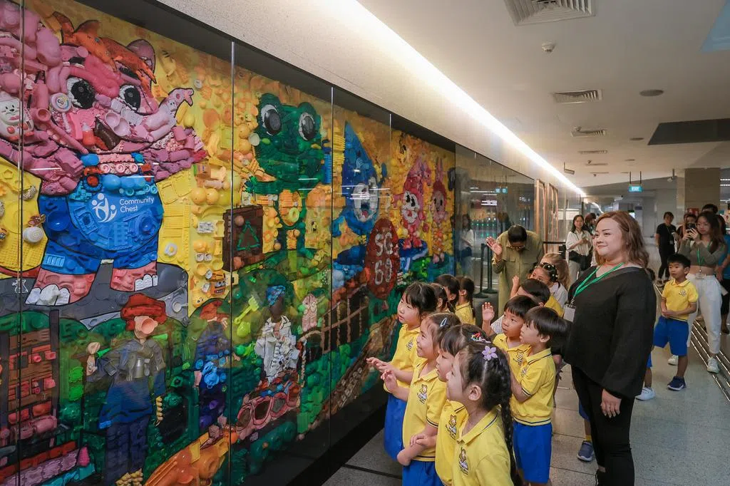 讲述建国历程并传递绿色理念 本地最大再生塑料壁画亮相