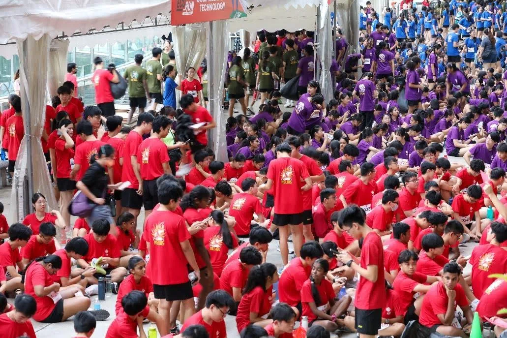  绿色、红色、紫色、蓝色的运动T恤铺成了一片花海。（安德逊实龙岗初院提供）