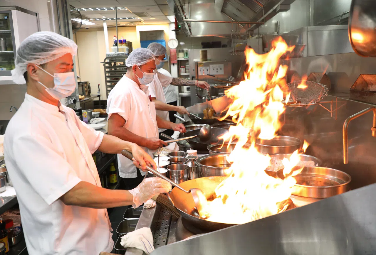 2000年代，中餐格局转变，马来西亚厨师成为主力。（档案照片）