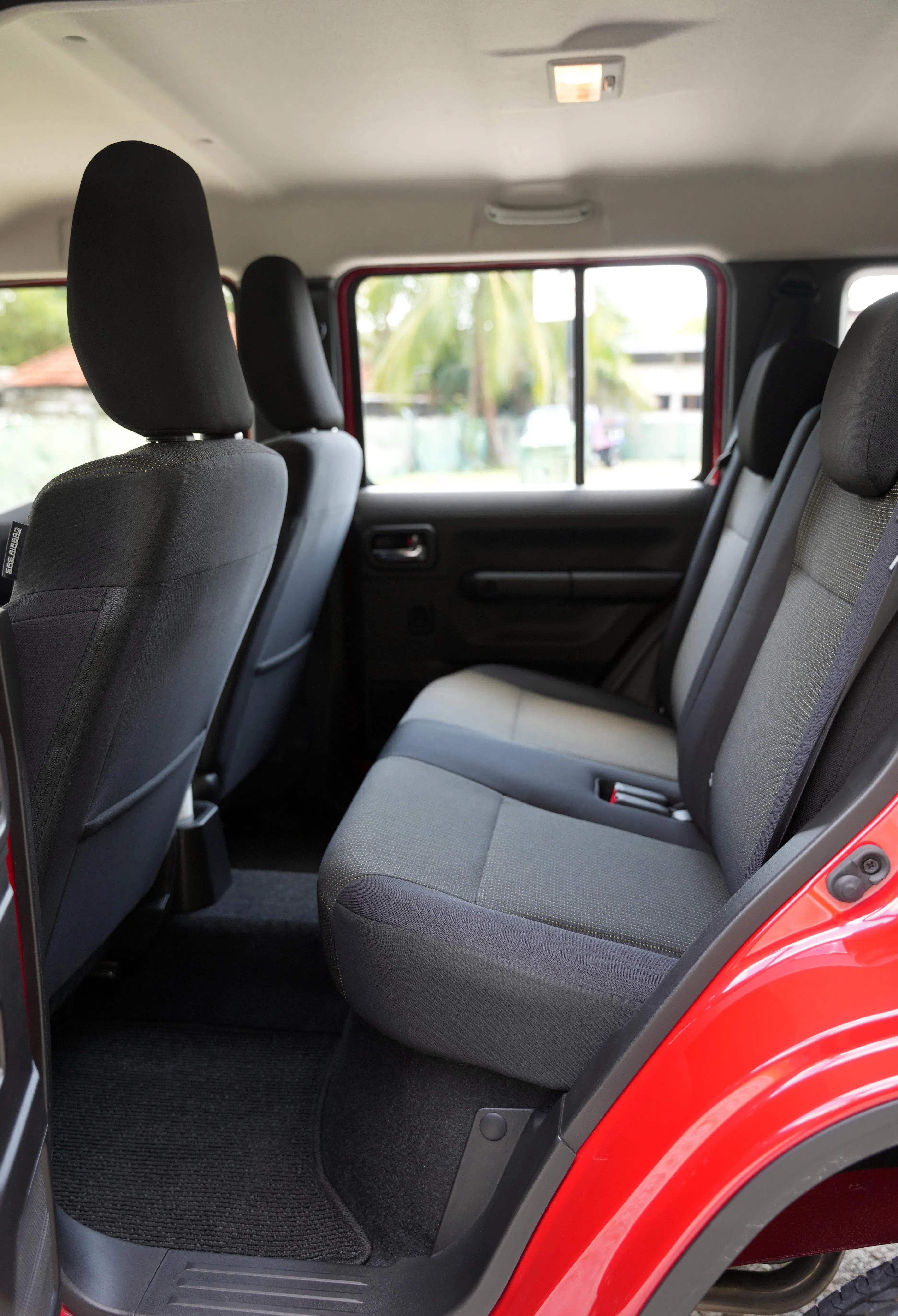 新增的一对后车门让后排乘客上下车更加方便。（谢智扬摄）