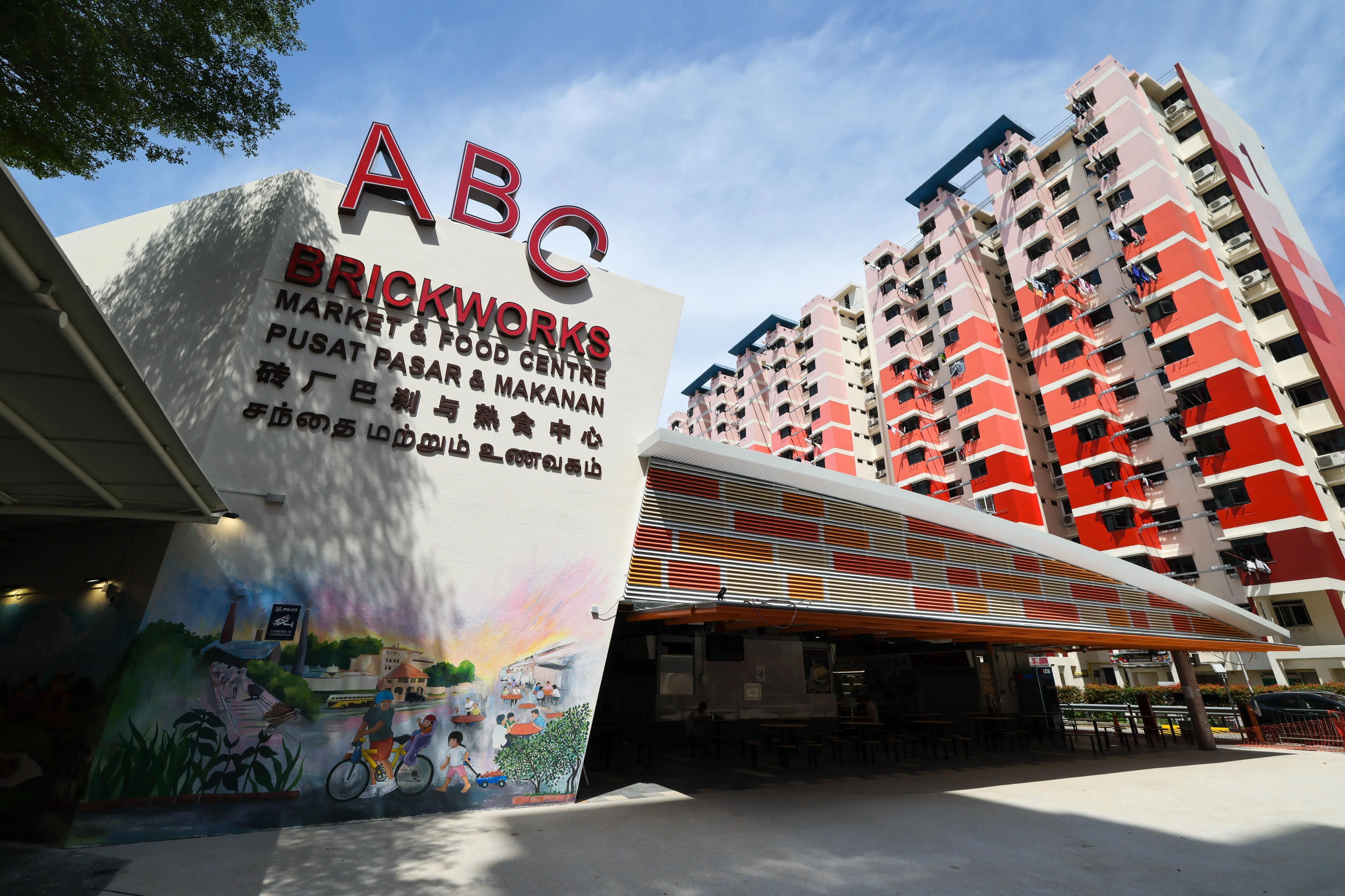 ABC砖厂巴刹与熟食中心翻新后，入口处不仅换上华、英、巫、印四语新招牌，还加入历史主题的壁画。（张俊杰摄）