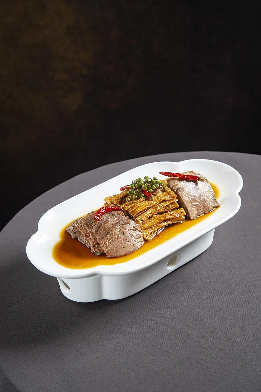 卤水三拼采用传统老卤汤方式卤制，卤件完全入味。（餐馆提供）